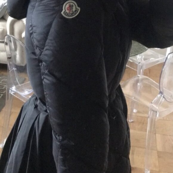 Beautiful Moncler knee-length quilted down coat with mock neck, dual zip pockets - Picture 2 of 11